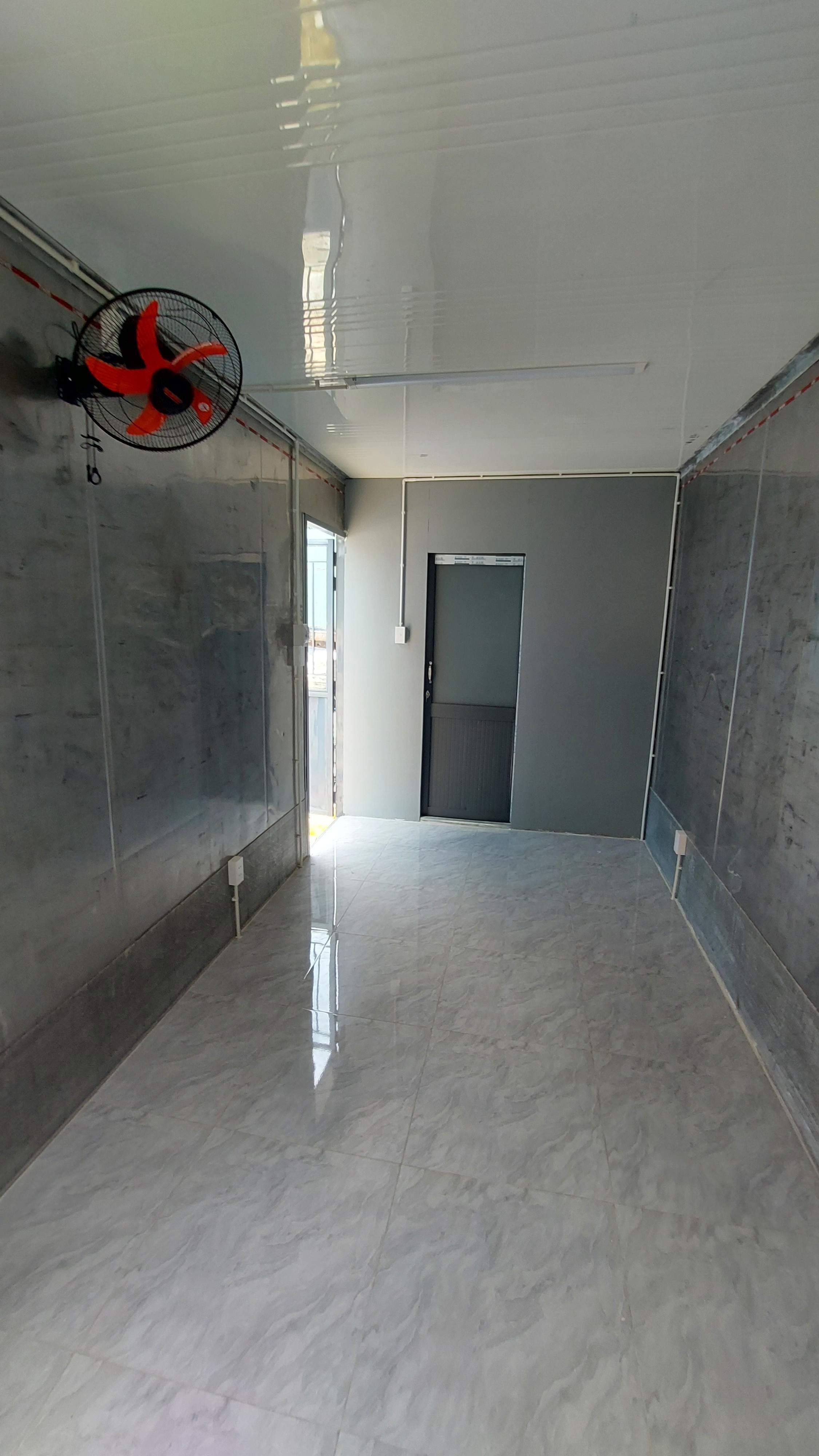Nhà container 20 feet xám bóng có wc, điện, đèn, quạt đầy đủ tiện nghi